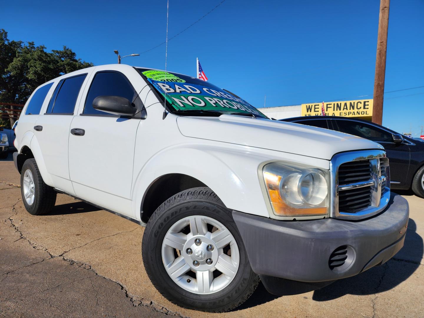 2005 WHITE Dodge Durango ST (1D4HD38K75F) with an 3.7L V6 SOHC 12V engine, AUTO transmission, located at 2660 S.Garland Avenue, Garland, TX, 75041, (469) 298-3118, 32.885551, -96.655602 - Photo#0